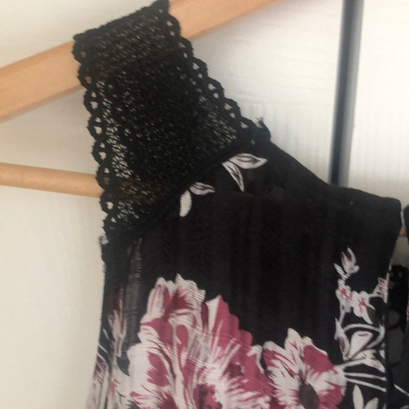 Sleeveless top. - Picture 4 of 10